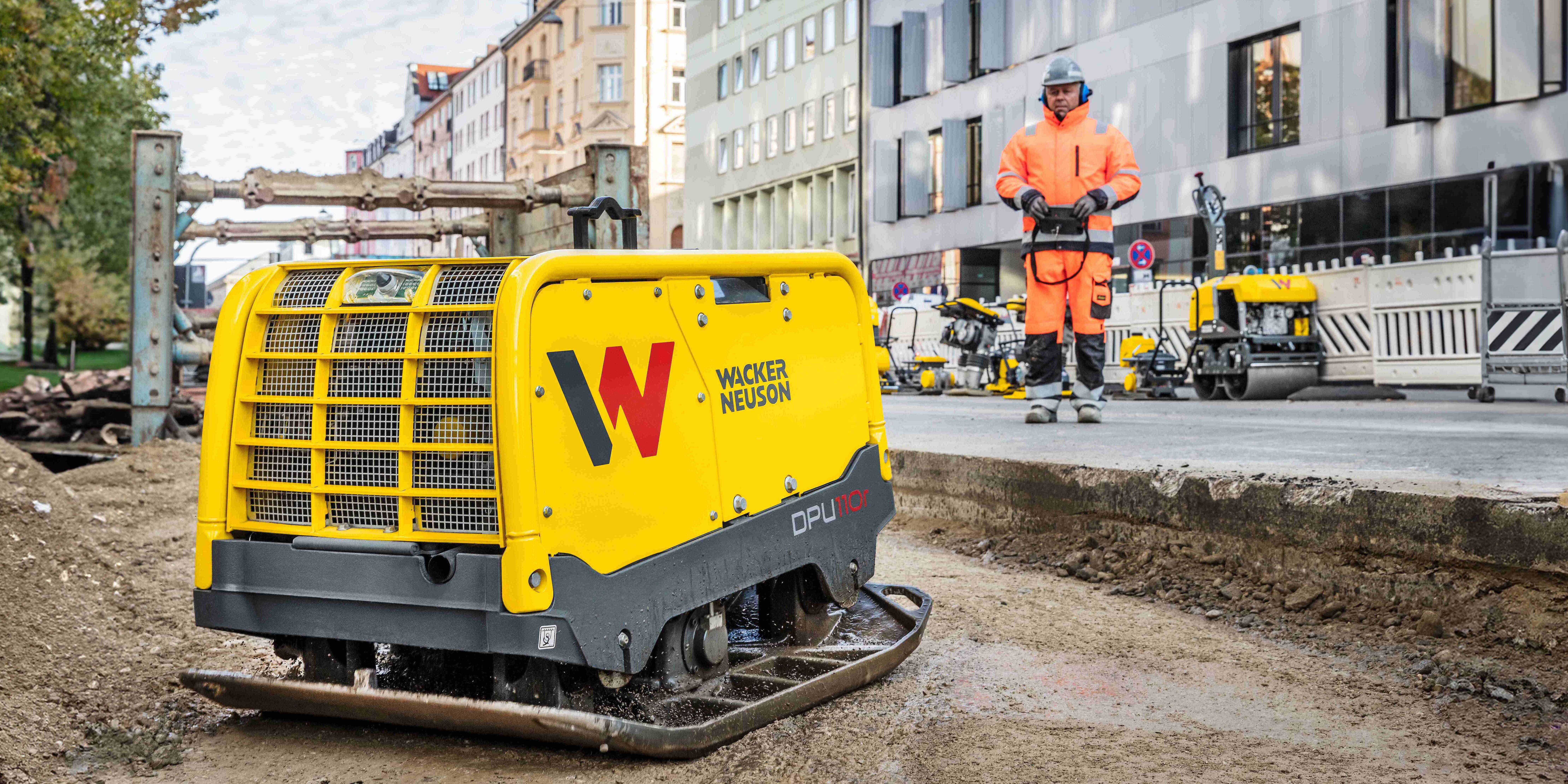 Heavy vibratory plate DPU110 in action