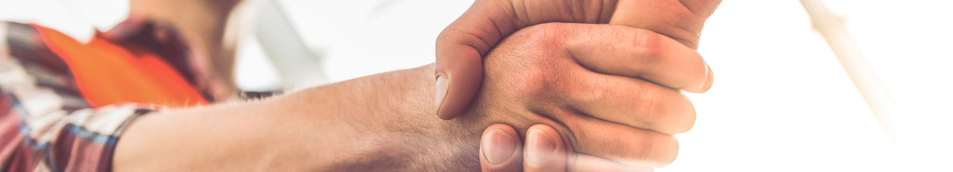 Poignée de main sur un chantier de construction