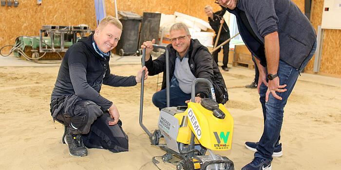 Completely electric at EUC Syd in Haderslev. On the left is Steffan Lagoni, a teacher, having an electrical chat with Mogens Kristiansen (in the middle) and Peter Irgens from Stemas