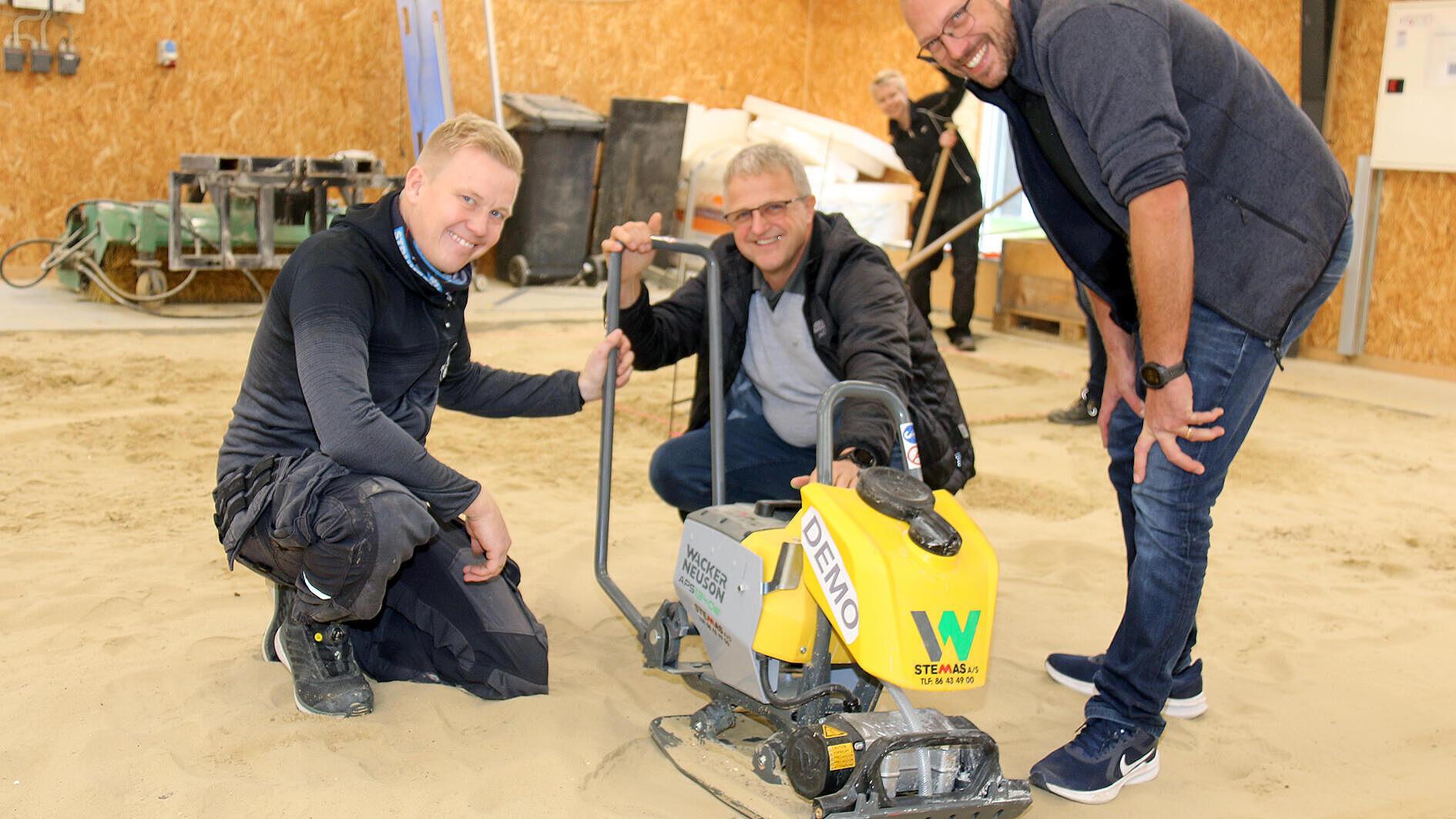 Completely electric at EUC Syd in Haderslev. On the left is Steffan Lagoni, a teacher, having an electrical chat with Mogens Kristiansen (in the middle) and Peter Irgens from Stemas