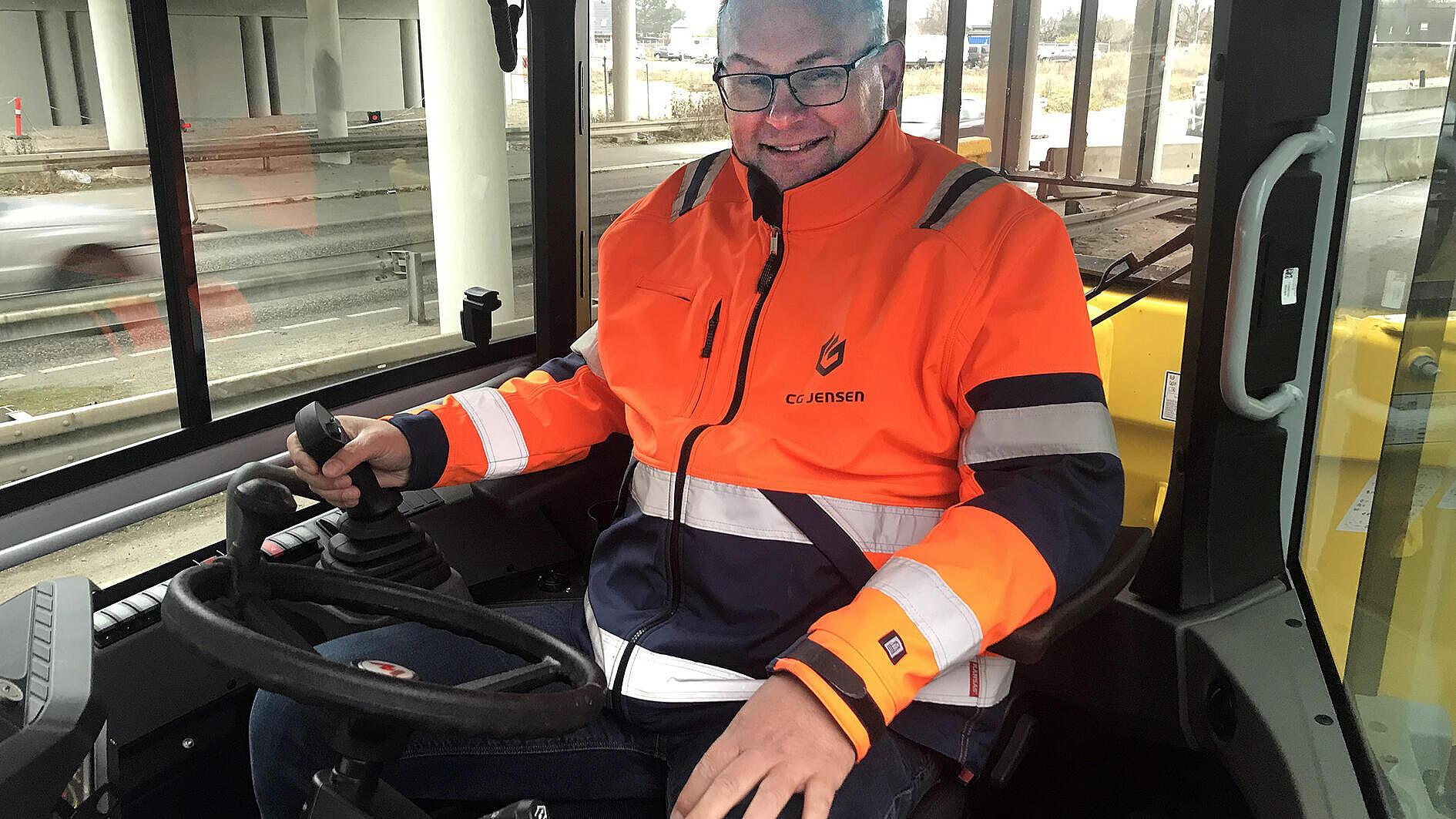 Dion Munksgaard på plads i kabinen, som har gennemgået noget af en forandring.