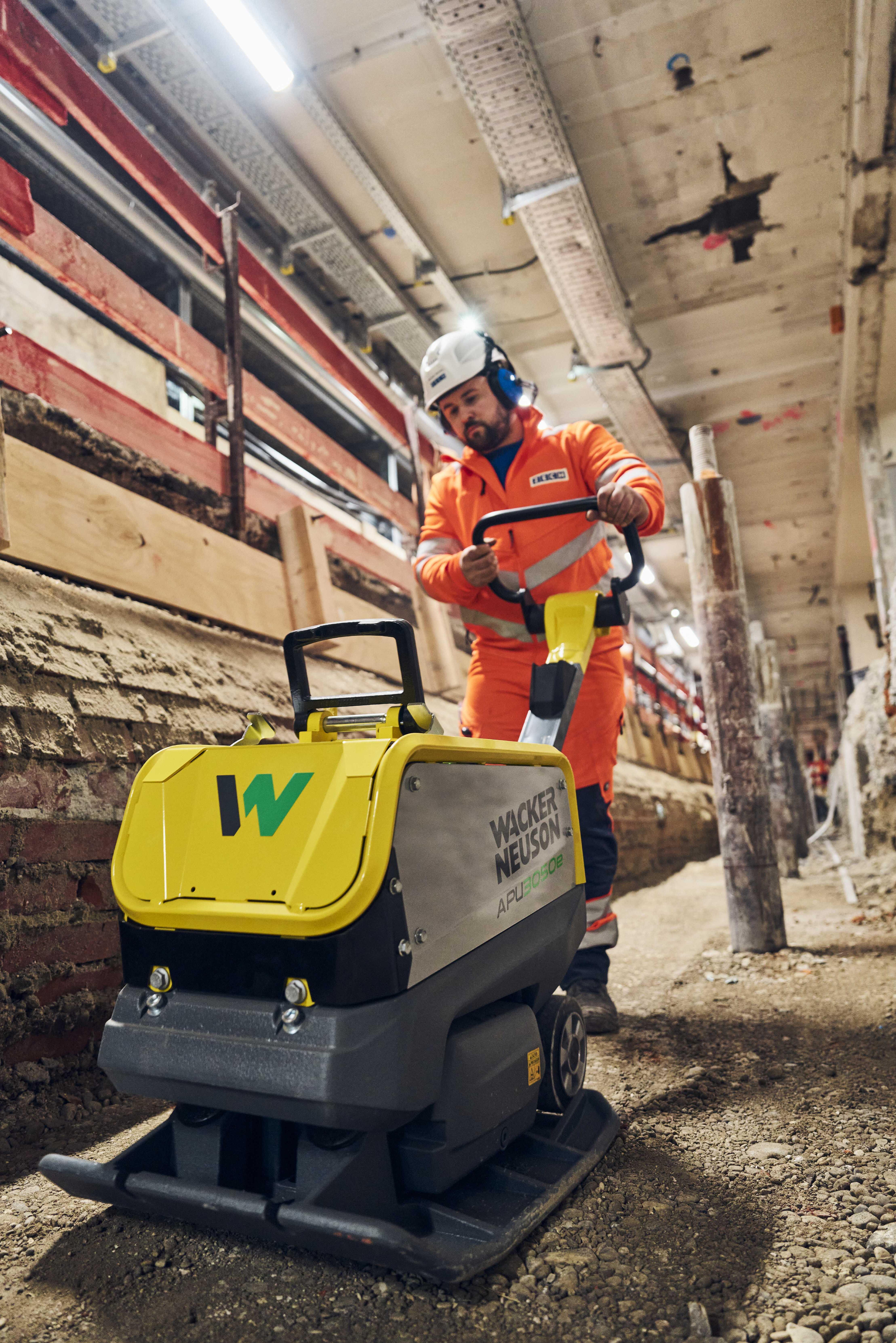 Электрическая вибрационная плита в действии