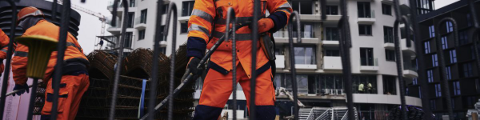 Un ouvrier compacte du béton à l’aide d'un vibrateur interne Wacker Neuson sur un chantier.