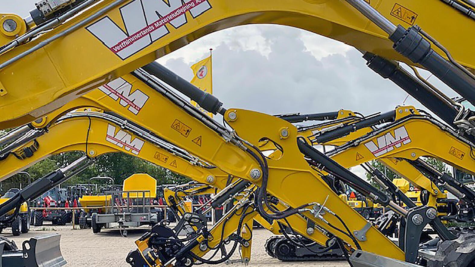 Et ganske imponerende syn: En hel stribe nye Wacker Neuson-gravemaskiner efter klargøringen hos Stemas ved Hadsten