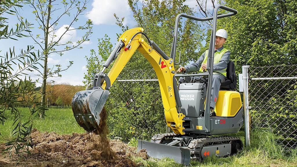 Wacker Neuson mini excavator ET08 in action