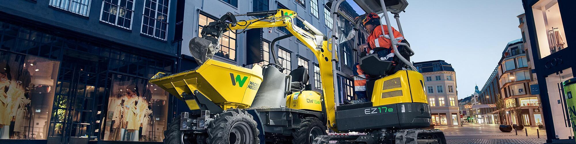 Wacker Neuson Zero Tail gravemaskin EZ17e i drift på en byggeplass i byen.
