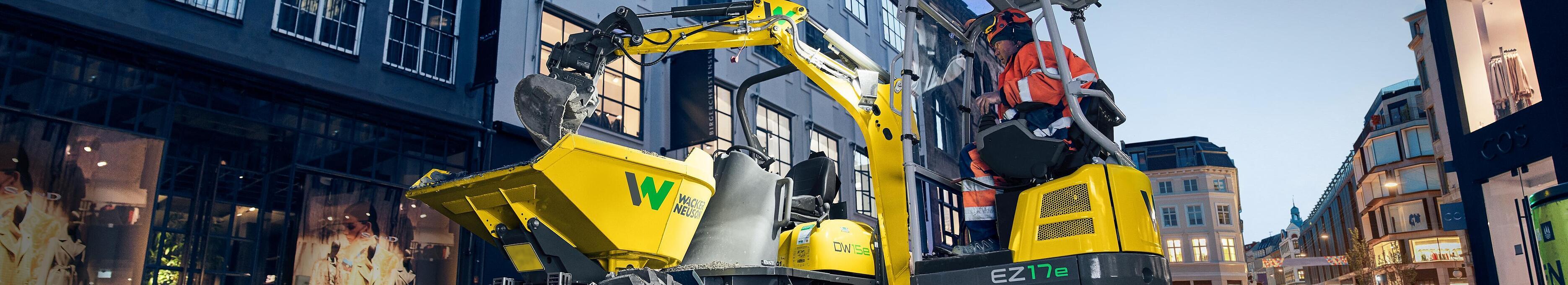 Wacker Neuson zero tail excavator EZ17e in application on a construction site in the city.