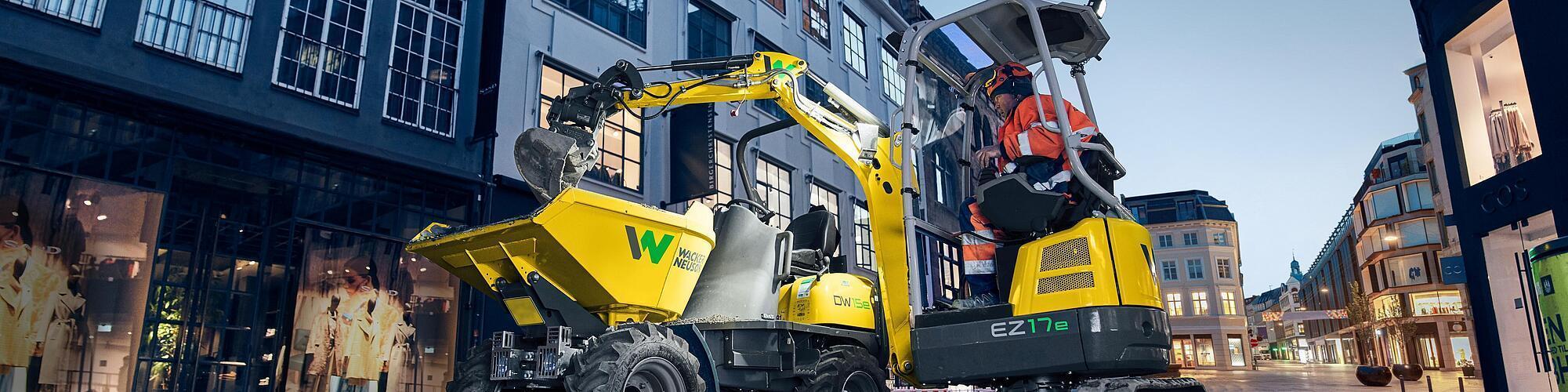 En Zero Tail EZ17e grävmaskin från Wacker Neuson i arbete i staden.