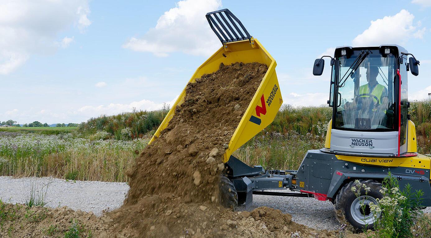 dumper med drejesæde på en byggeplads