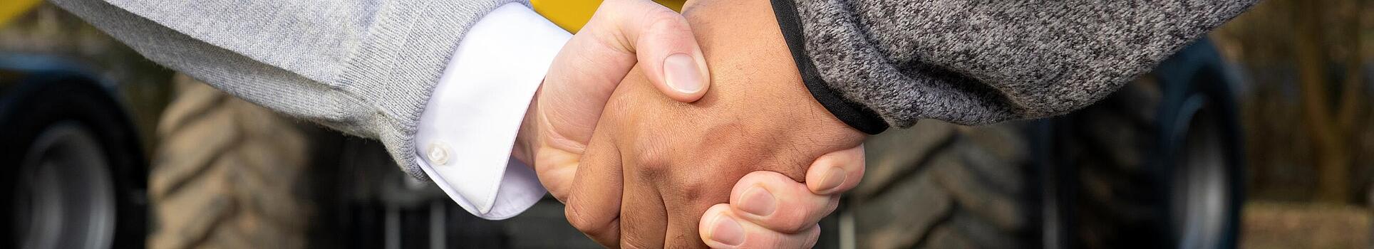 Aperto de mão com funcionário da Wacker Neuson