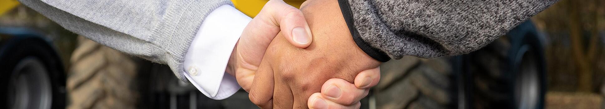 Poignée de main avec le nouveau revendeur