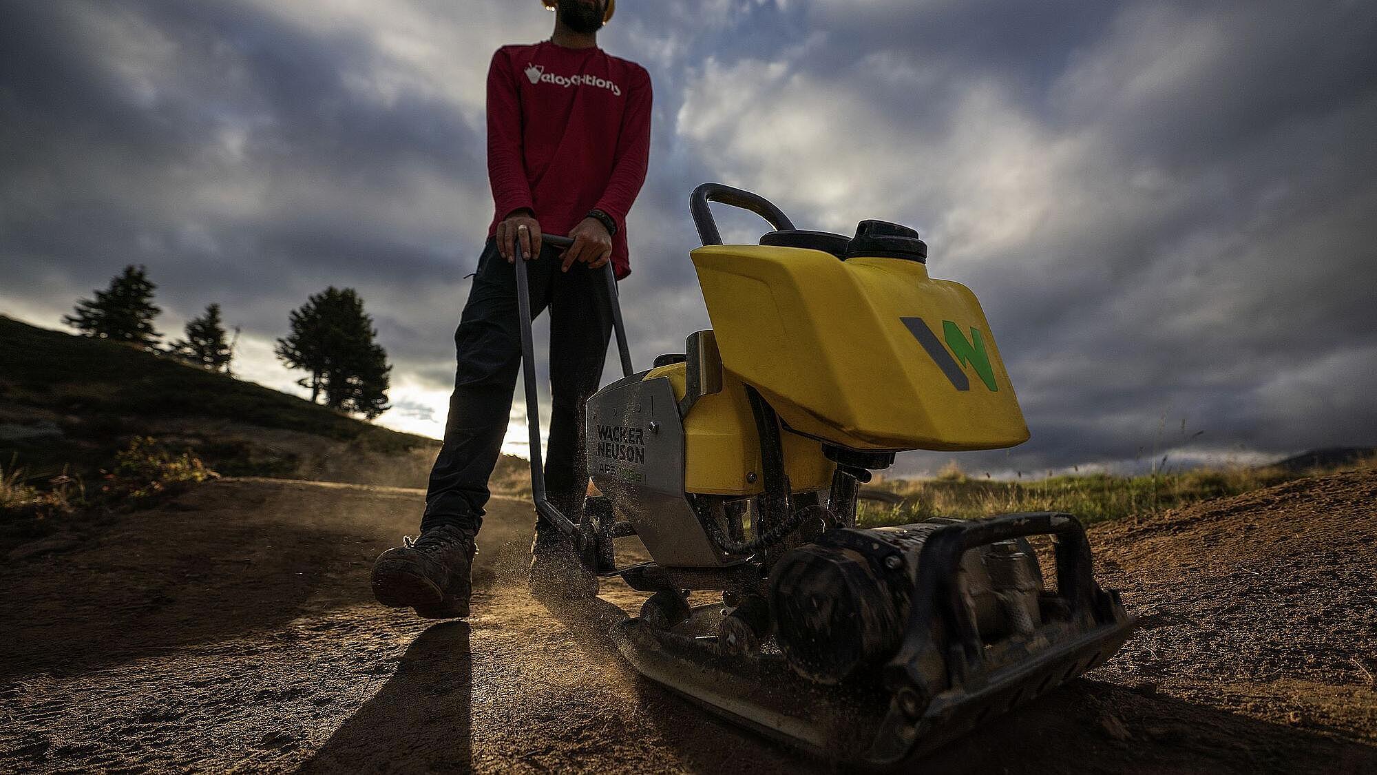 Titreşimli Plaka APS1135e iş başında