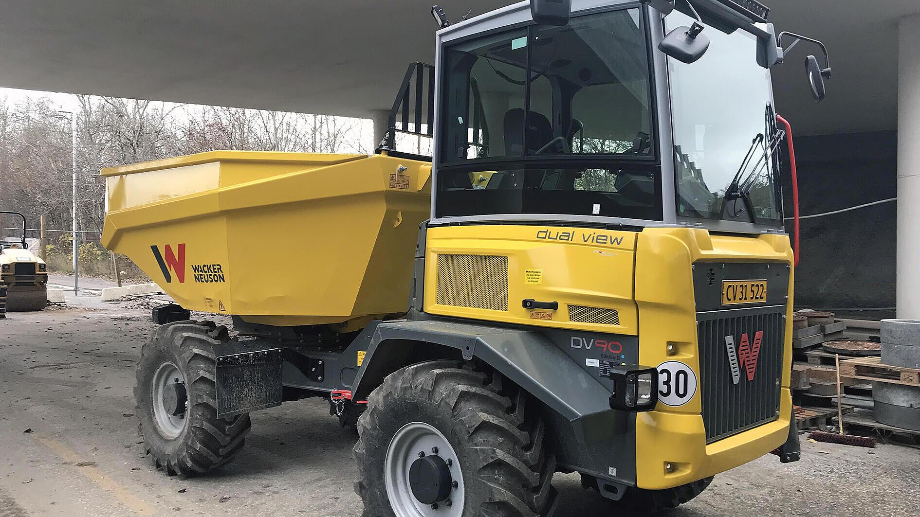 Forhøjede ladsider giver kapacitet til en kubikmeter mere på Wacker Neuson DV90, som blandt meget andet også er blevet udstyret med store, el-opvarmede spejle.