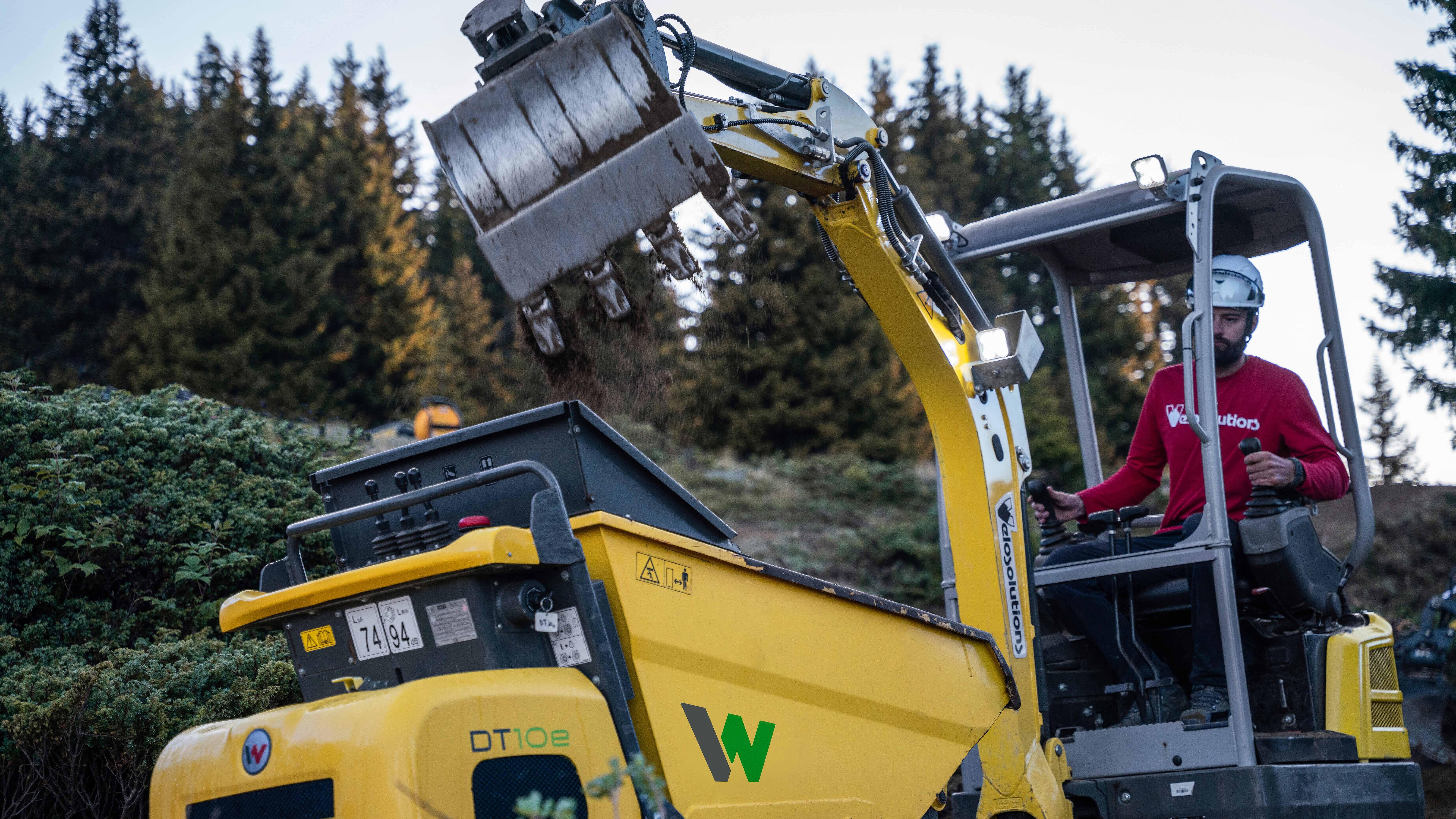 Ekskavatör EZ17e ve Paletli Damper DT10e kullanımda