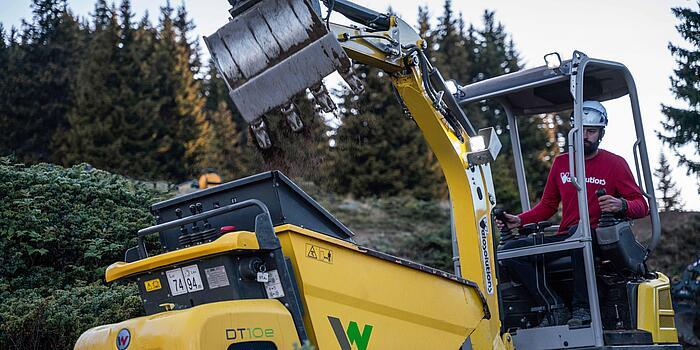 Ekskavatör EZ17e ve Paletli Damper DT10e kullanımda