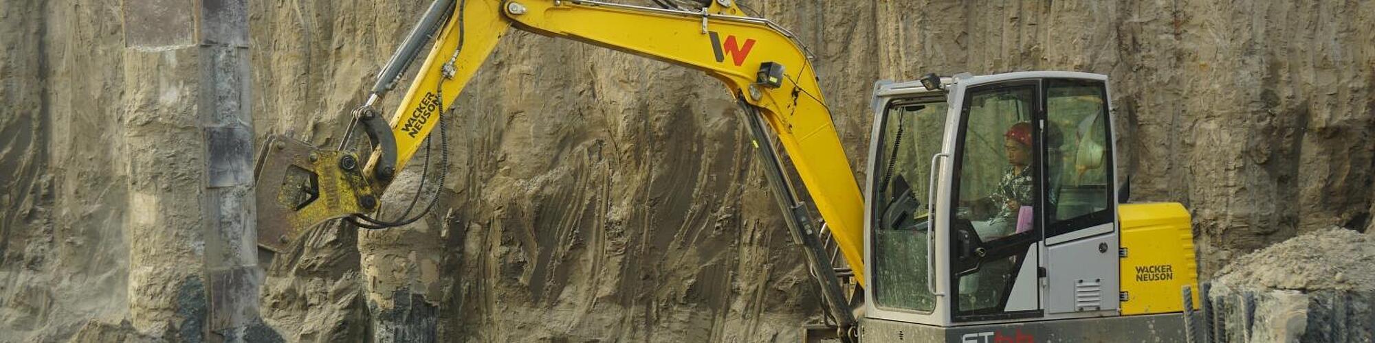 Гусеничный экскаватор ET66 на стройке