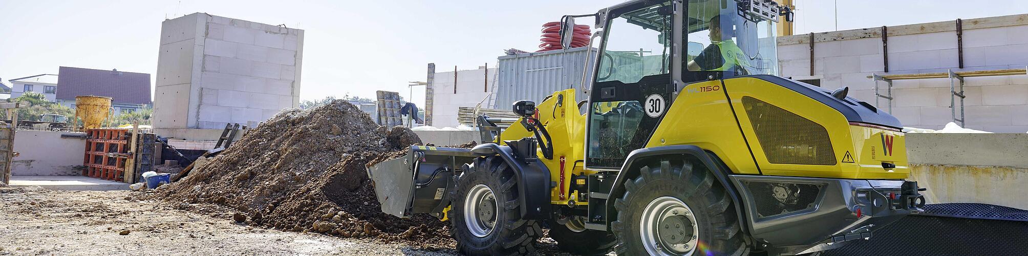 Tekerlekli yükleyici 1150 çalışırken