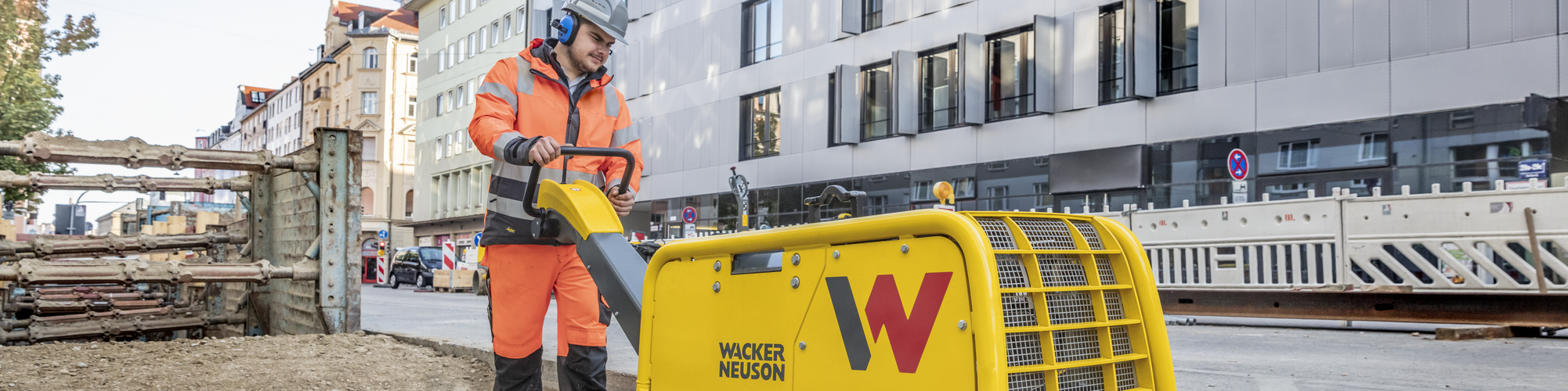 Placa vibradora Wacker Neuson em ação em um canteiro de obras na cidade.