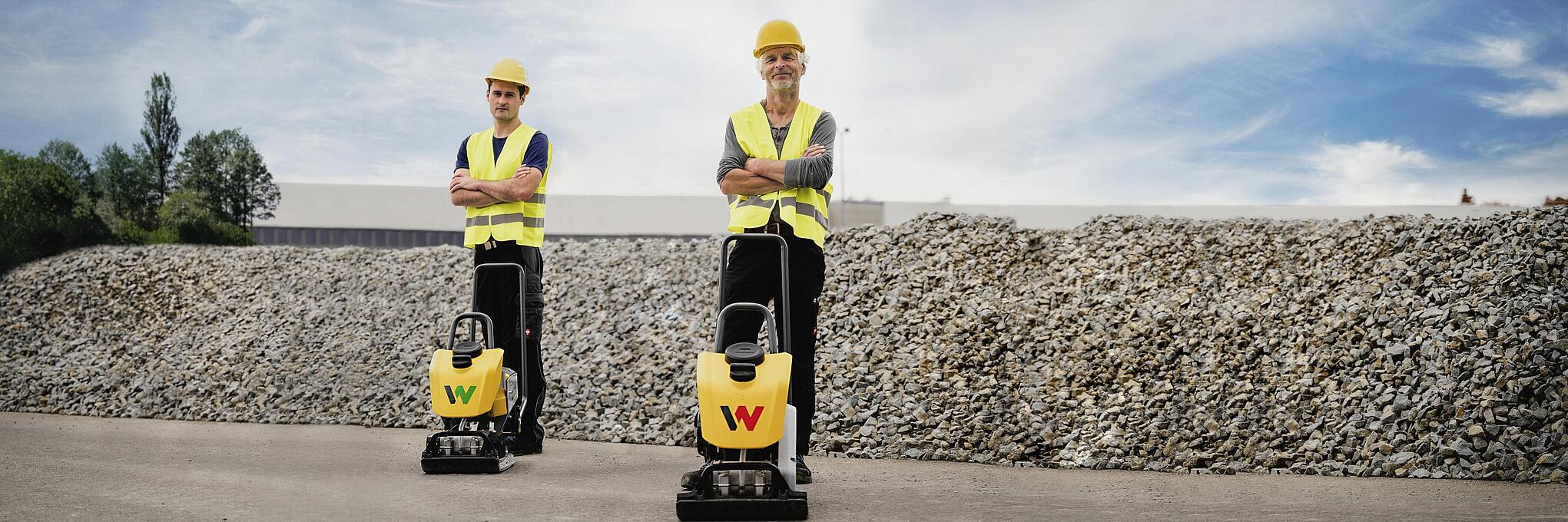 Planchas vibratorias APS y BPS de Wacker Neuson con trabajadores de la construcción en una obra.