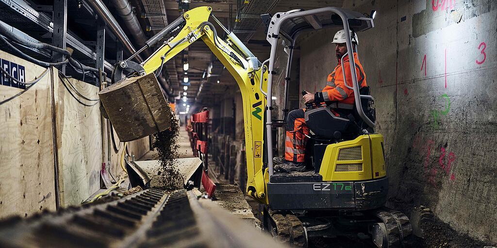 Electric excavavtor in action