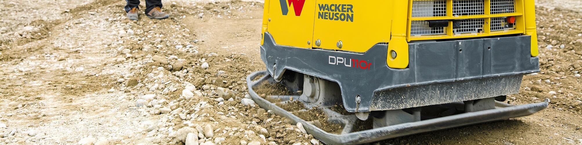 Пластинчатый виброплит Wacker Neuson в действии