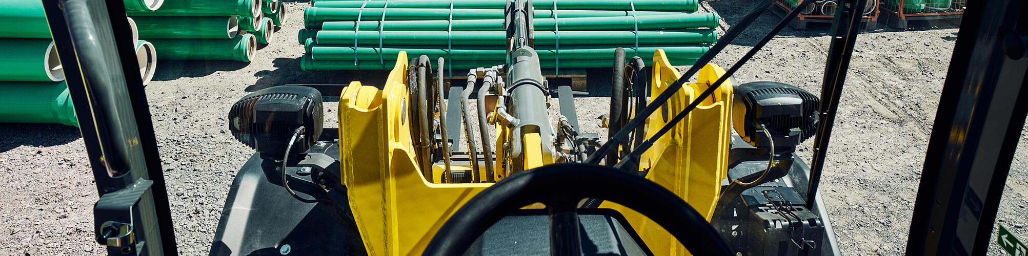 Optimized all-round visibility from the operator’s cab of a Wacker Neuson performance wheel loader.