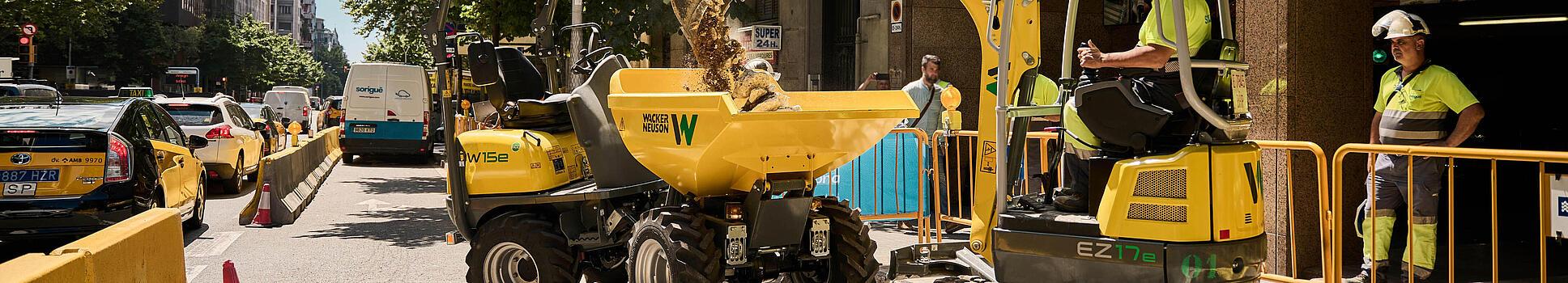 DW15e electric dumper and EZ17e Zero Tail crawler excavator in use on the construction site