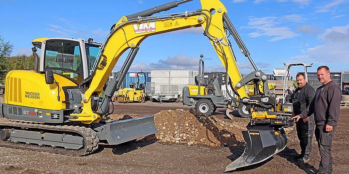 Henrik Frederiksen (til højre) står selv for udlejningen hos Vesthimmerland Materieludlejning sammen med Jesper Stouby Sørensen, som både er udlejer og servicemand.