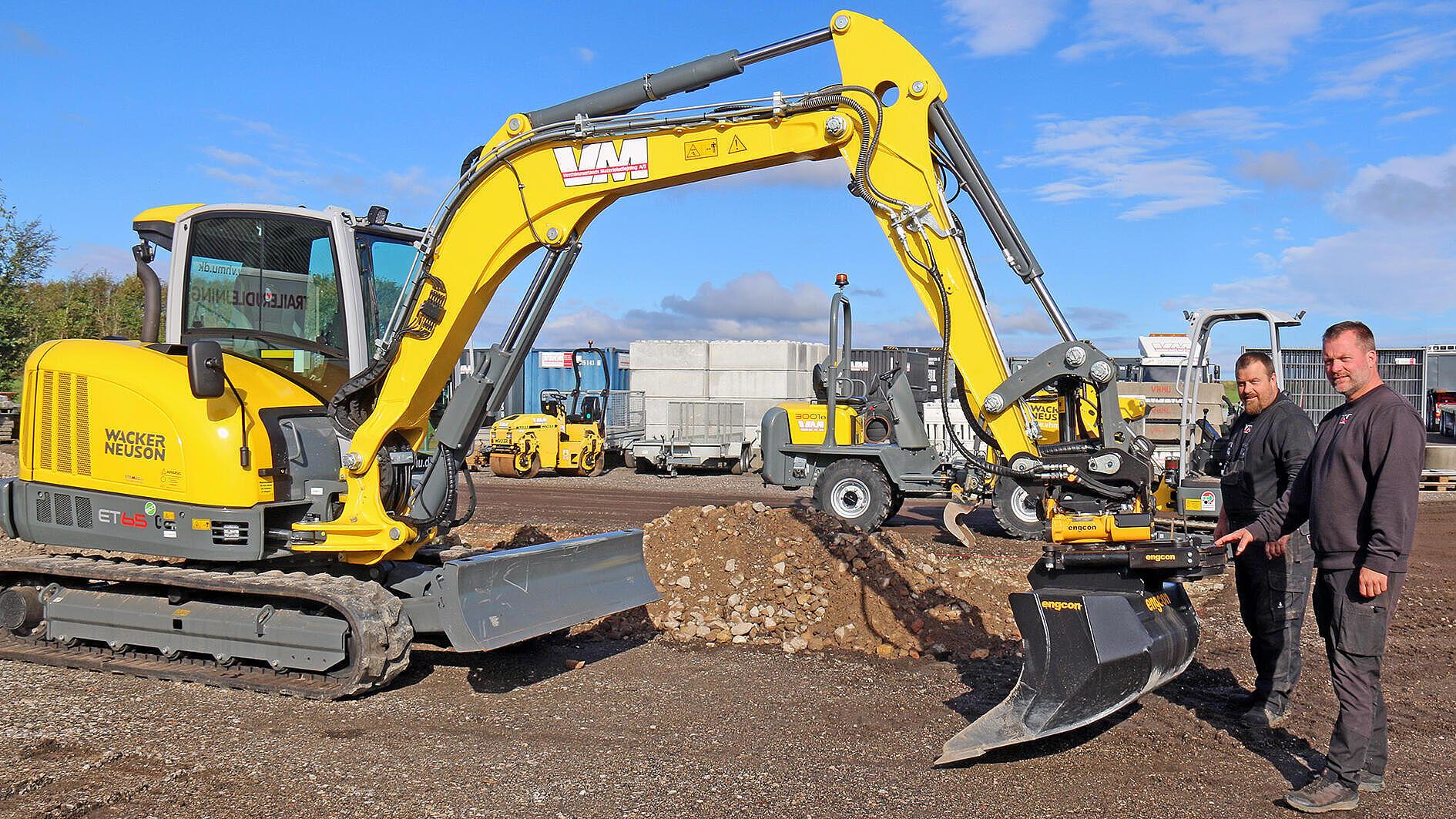 Henrik Frederiksen (til højre) står selv for udlejningen hos Vesthimmerland Materieludlejning sammen med Jesper Stouby Sørensen, som både er udlejer og servicemand.