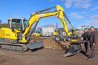 Henrik Frederiksen (til højre) står selv for udlejningen hos Vesthimmerland Materieludlejning sammen med Jesper Stouby Sørensen, som både er udlejer og servicemand.