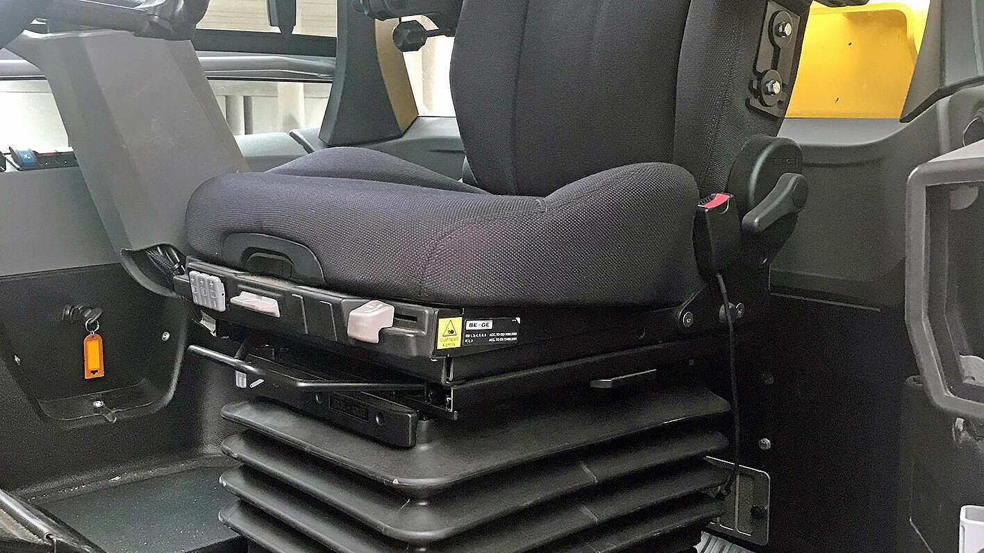 Der er blevet god plads til det luftaffjedrede komfortsæde. De brede armstøtter har masser af indstillingsmuligheder. 