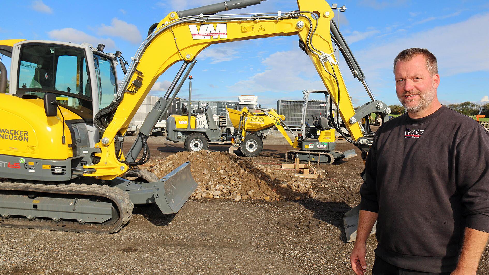 Masser af Wacker Neuson-gult. Vesthimmerland Materieludlejning og Henrik Frederiksen byder på både dumpere, masser af komprimeringsgrej og nu også gravemaskiner fra den tyske producent.