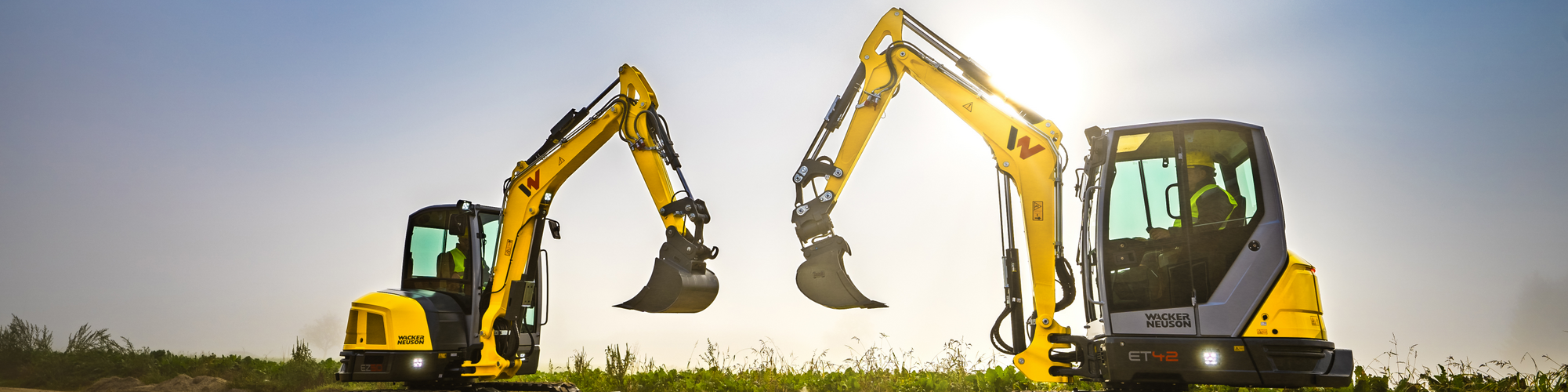 Dos excavadoras sobre orugas de Wacker Neuson en una obra.