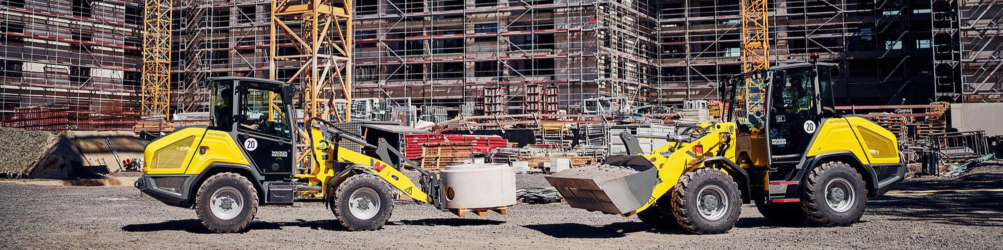 Wacker Neuson WL750p ve WL950p yüksek performanslı tekerlekli yükleyiciler, bir şantiyede çalışırken.