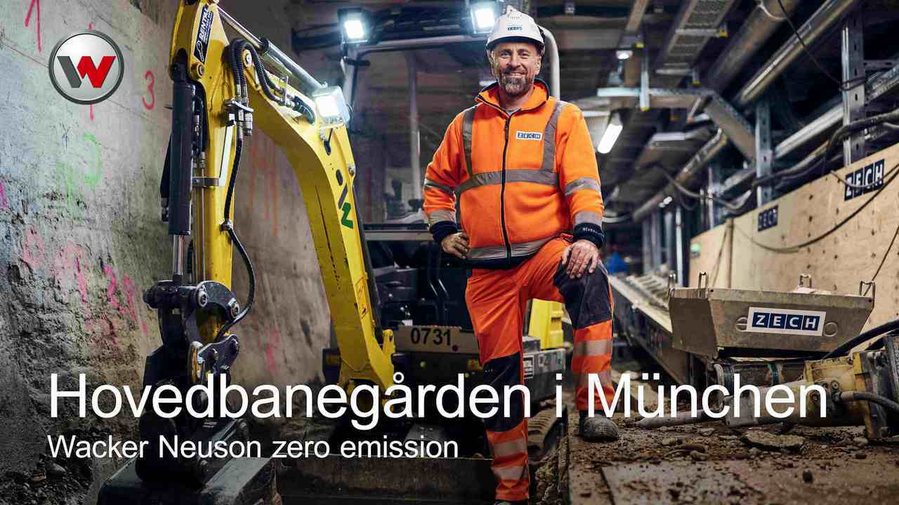 En mand står på en byggeplads ved Münchens hovedbanegård