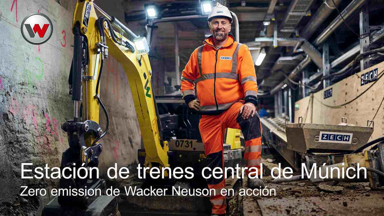 Un hombre de pie en una obra en la estación central de Múnich