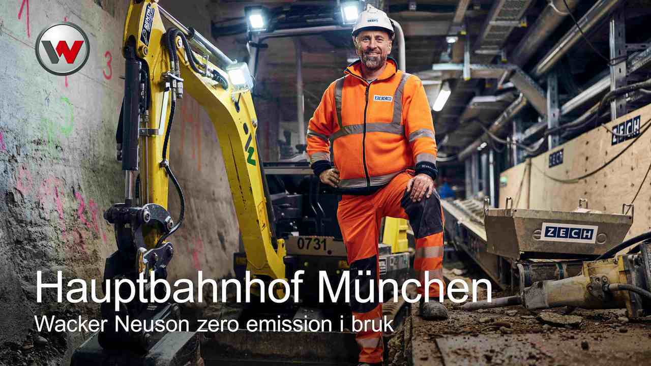 En mann står på en byggeplass ved hovedbanestasjonen i München