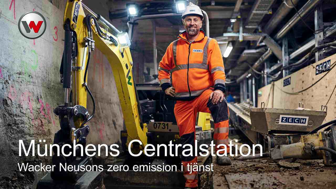 En man som står på en byggarbetsplats vid Münchens centralstation
